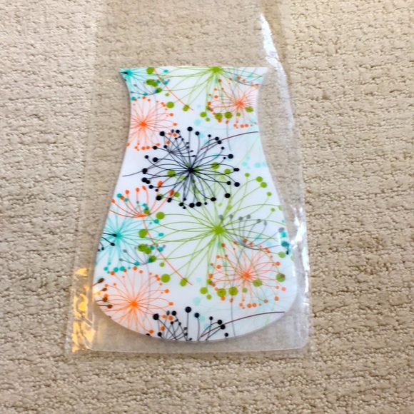 NWT: Collapsible Modern Plastic Vase - 10" Tall, Perfect for Flowers! - Picture 5 of 10